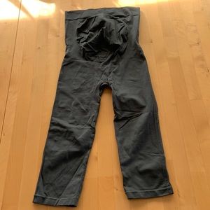 BLANQI Everyday maternity leggings size S with belly support. Capri length, blue